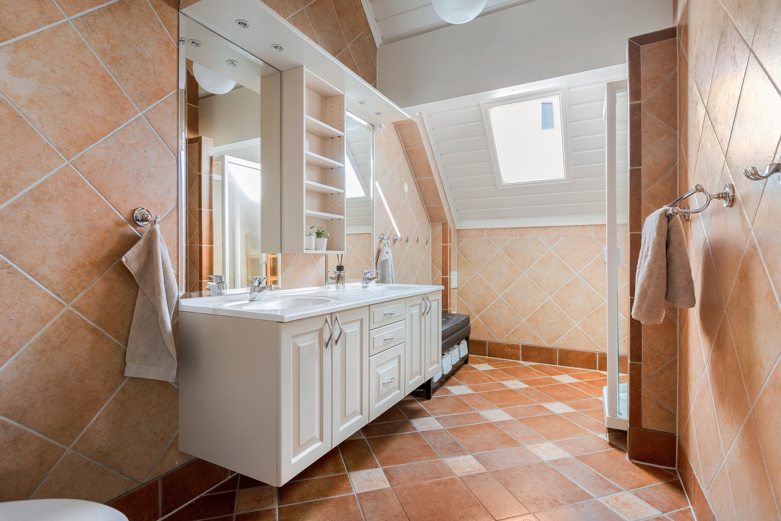 Badet i 2. etasje er romslig og har innredning med to servanter. Galleribilde