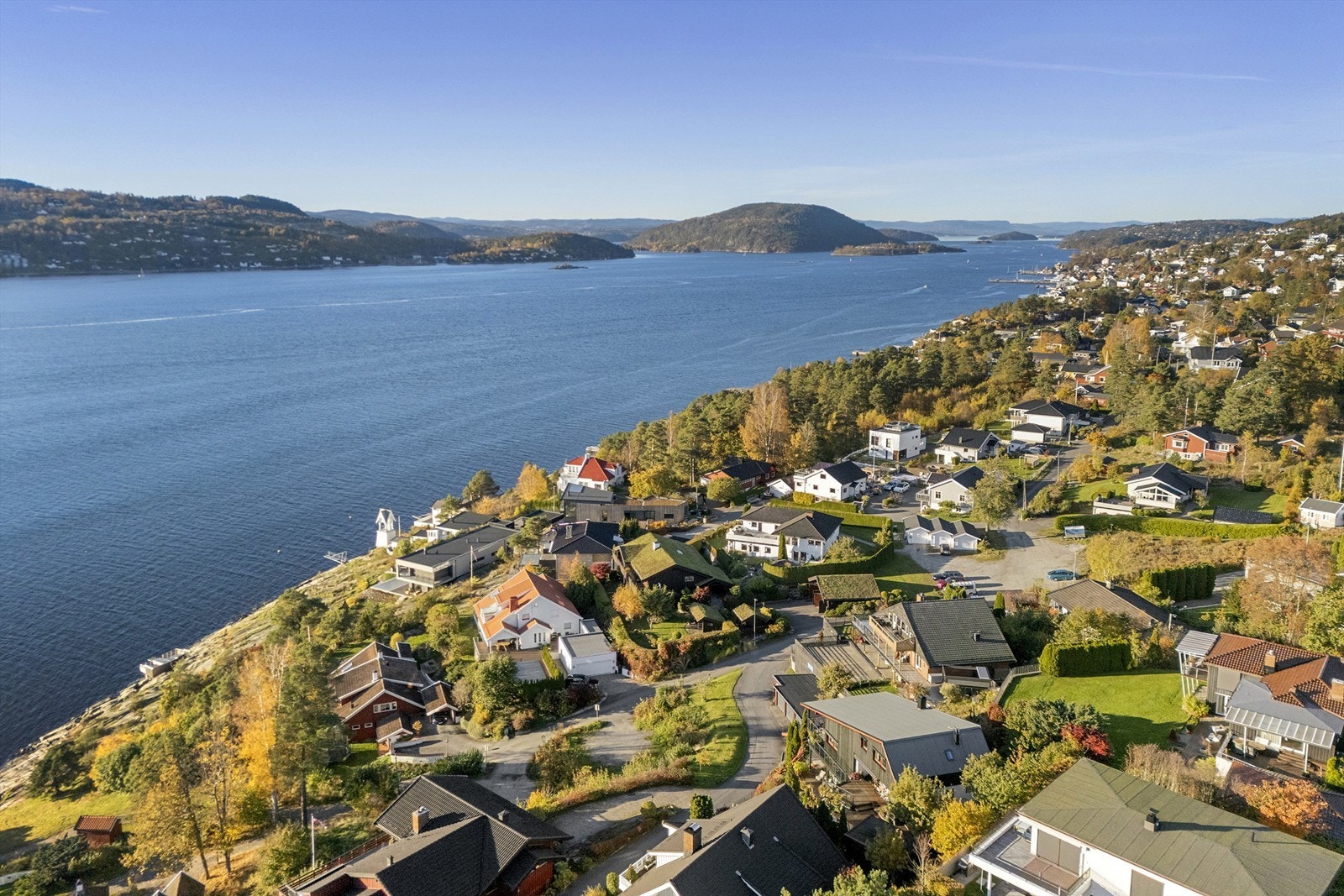 Drøbak sentrum, med sine søndagsåpne butikker og kafeer, er kun en kort kjøretur unna. Galleribilde