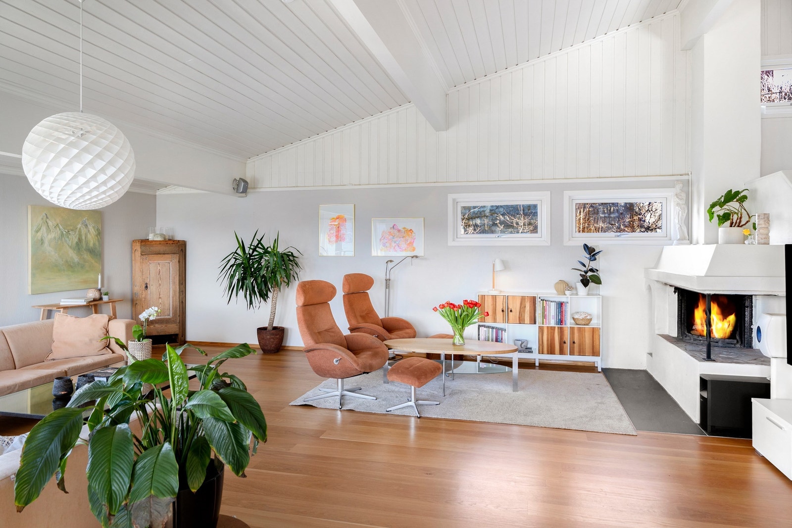 Stuen har malt panel i taket og på deler av veggene, noe som gir rommet en klassisk karakter. Galleribilde