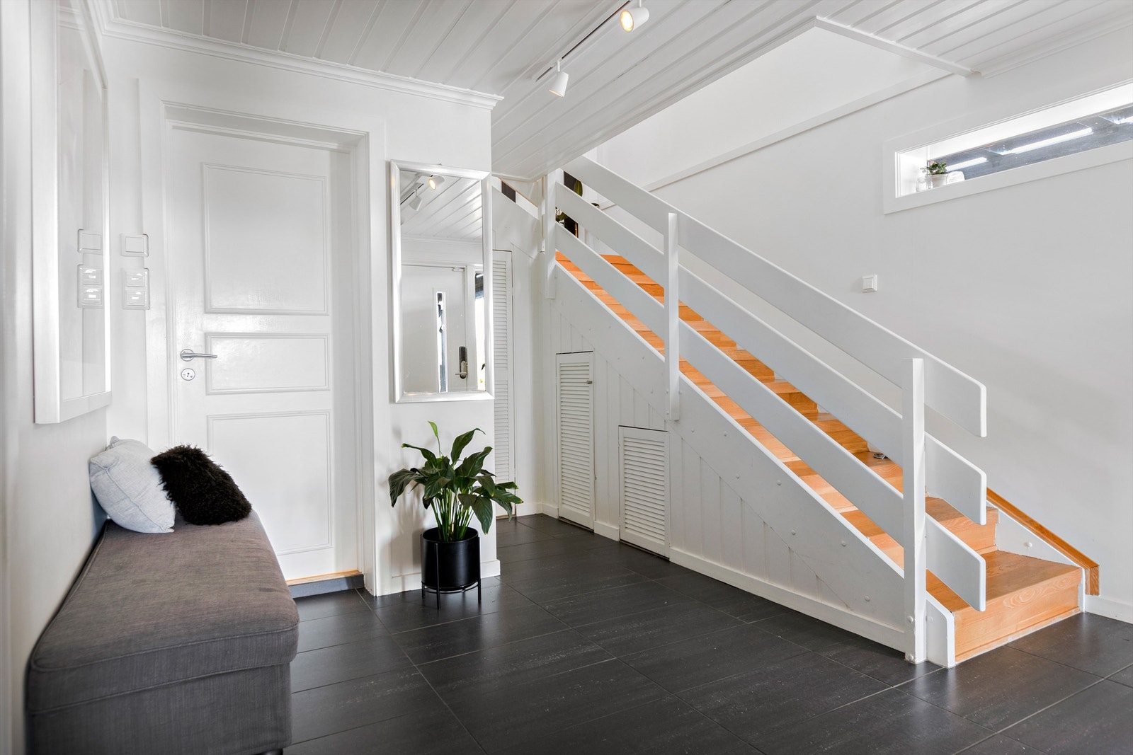 Entréen har varme i gulv og god plass. Trappen, modernisert i 1998, leder opp til hovedetasjen. Galleribilde