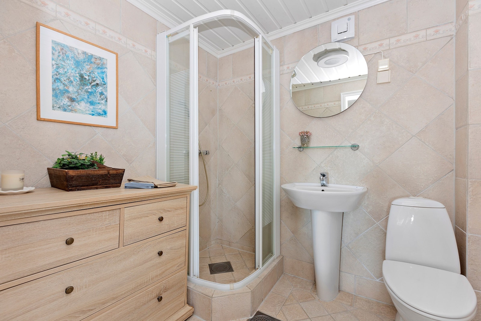Badet i underetasjen har gulvvarme og ble oppgradert i 1996 med dokumentert membran. Galleribilde