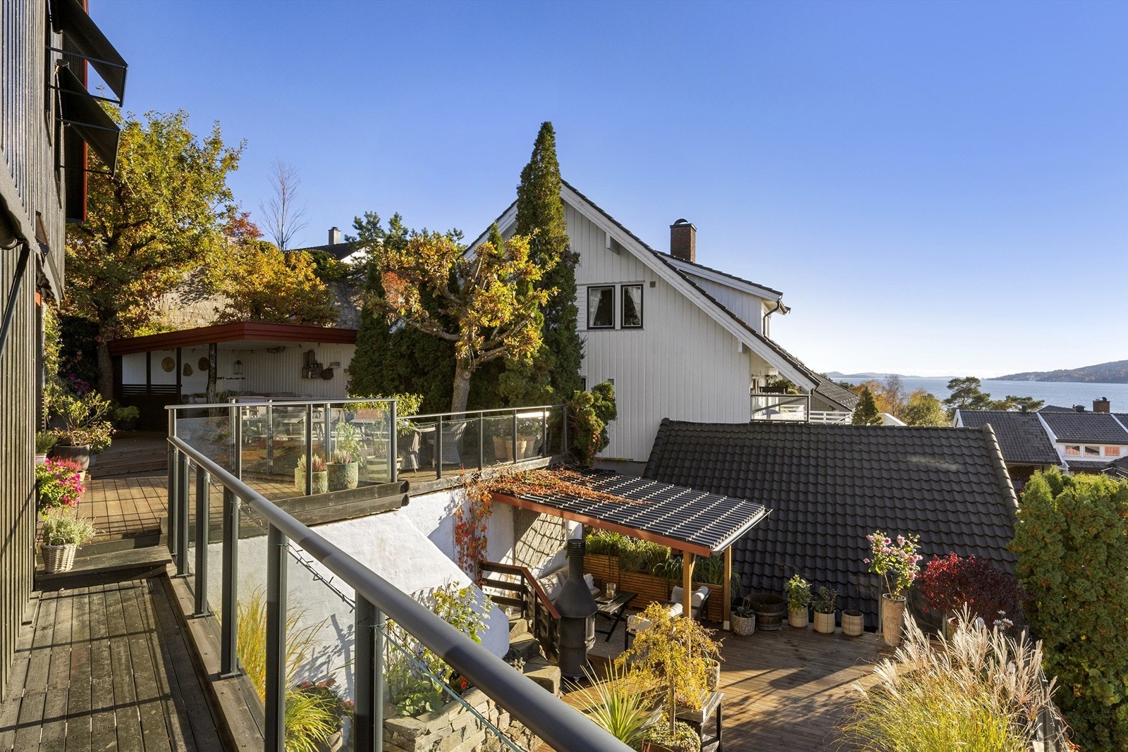 Eiendommen har et samlet terrasseareal på ca. 214 m², fordelt over flere nivåer og soner. Galleribilde