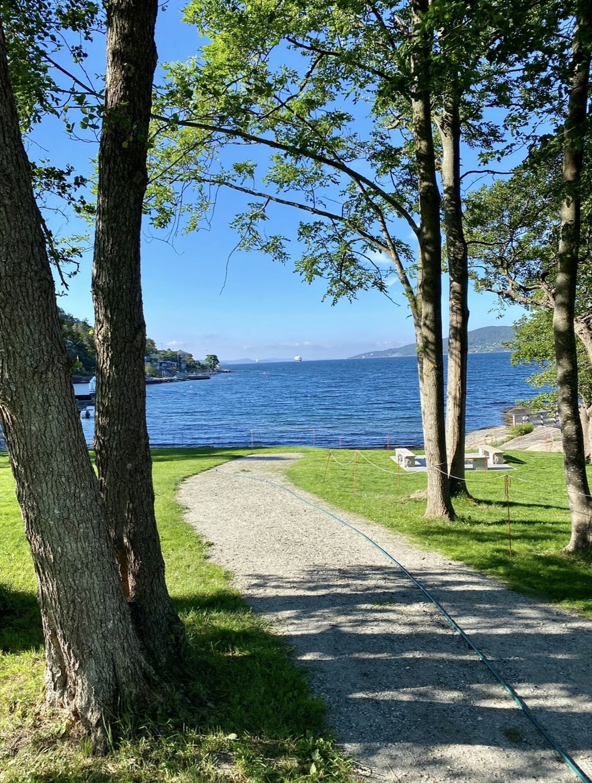Det er kort gangavstand til stranden ved Elleskjær. (Privat sommerbilde.) Galleribilde