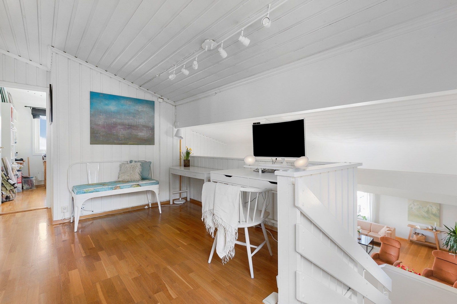 På toppen av trappen åpner det seg et lyst areal som er ideelt for en kontorplass. Galleribilde