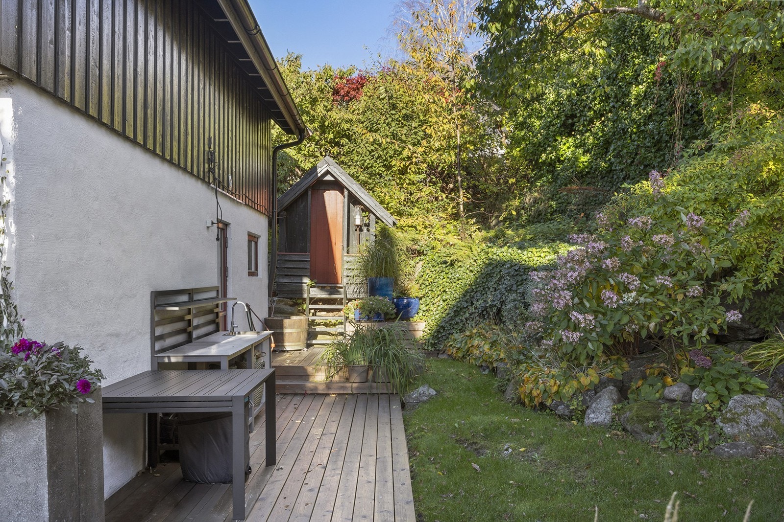 Mot nord er det en markterrasse på ca. 33 m² med utekjøkken og et praktisk vedskjul. Galleribilde