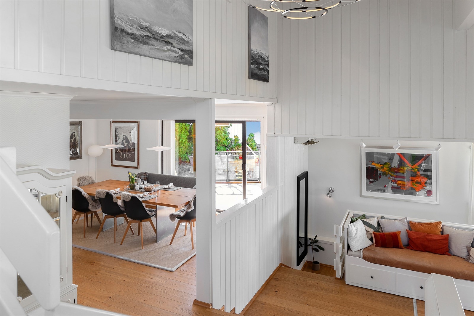 Den åpne løsningen gir en lys og luftig følelse også i 2. etasje. Galleribilde