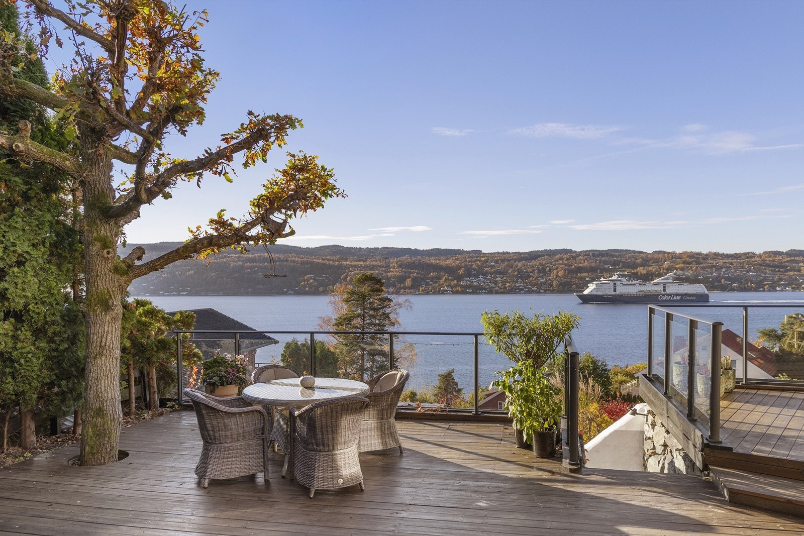 Fra den øvre terrassen på ca. 86 m² kan man nyte en fantastisk utsikt over fjorden. Galleribilde