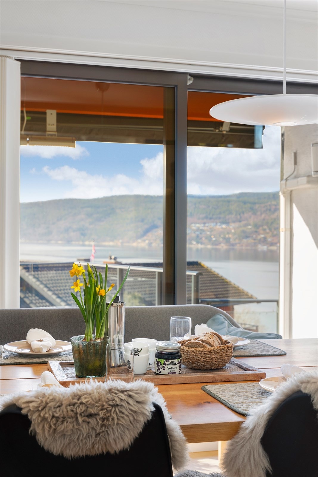 Utsikten mot fjorden kan nytes også fra spisebordet. Galleribilde