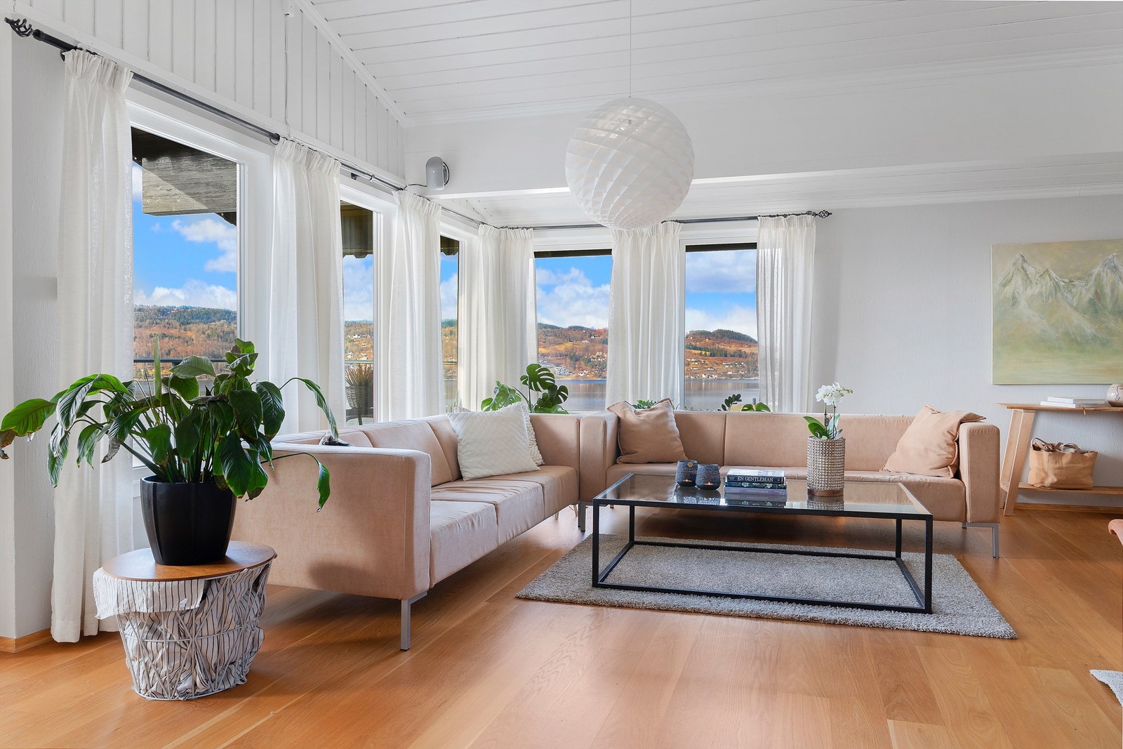 Vinduene i stuen er primært fra 2012 og gir en flott ramme rundt utsikten. Galleribilde