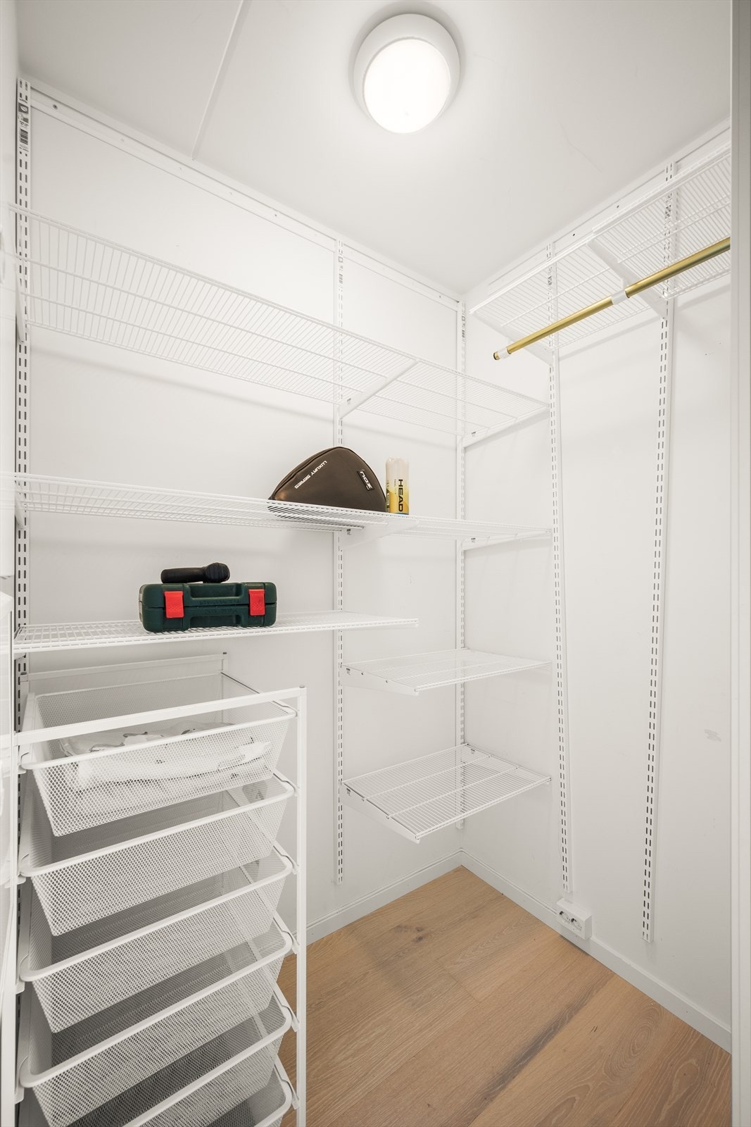Rommet er tilknyttet en innvendig bod som er innredet med hyller og benyttes som garderobe. Galleribilde