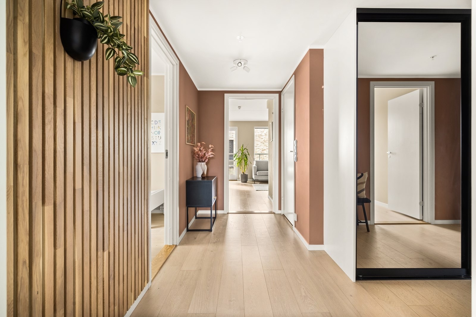 Gangen er prydet med en lekker spilevegg som står godt i stil med den nydelige veggfargen. Galleribilde