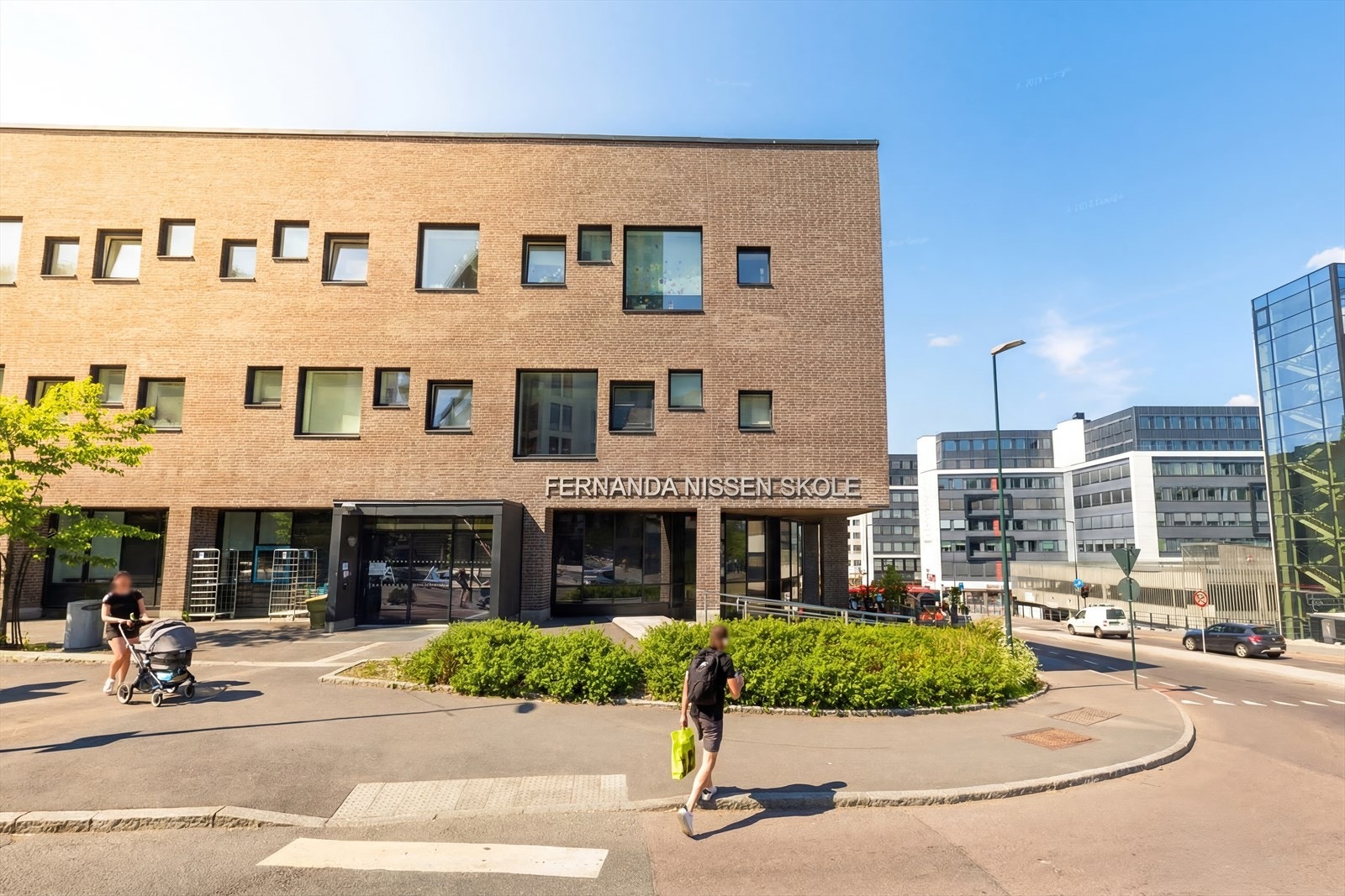 Fernanda nissen skole ligger i kort avstand til boligen. Galleribilde