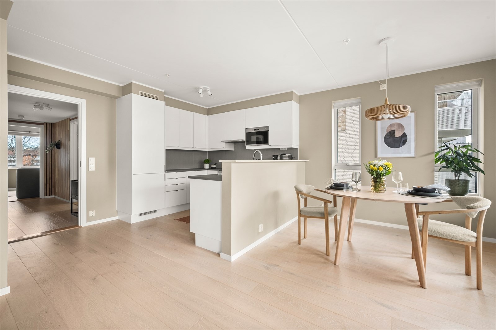 Leiligheten varmes opp via radiatorer tilkoblet felles fjernvarmeanlegg, og har balansert ventilasjon. Galleribilde