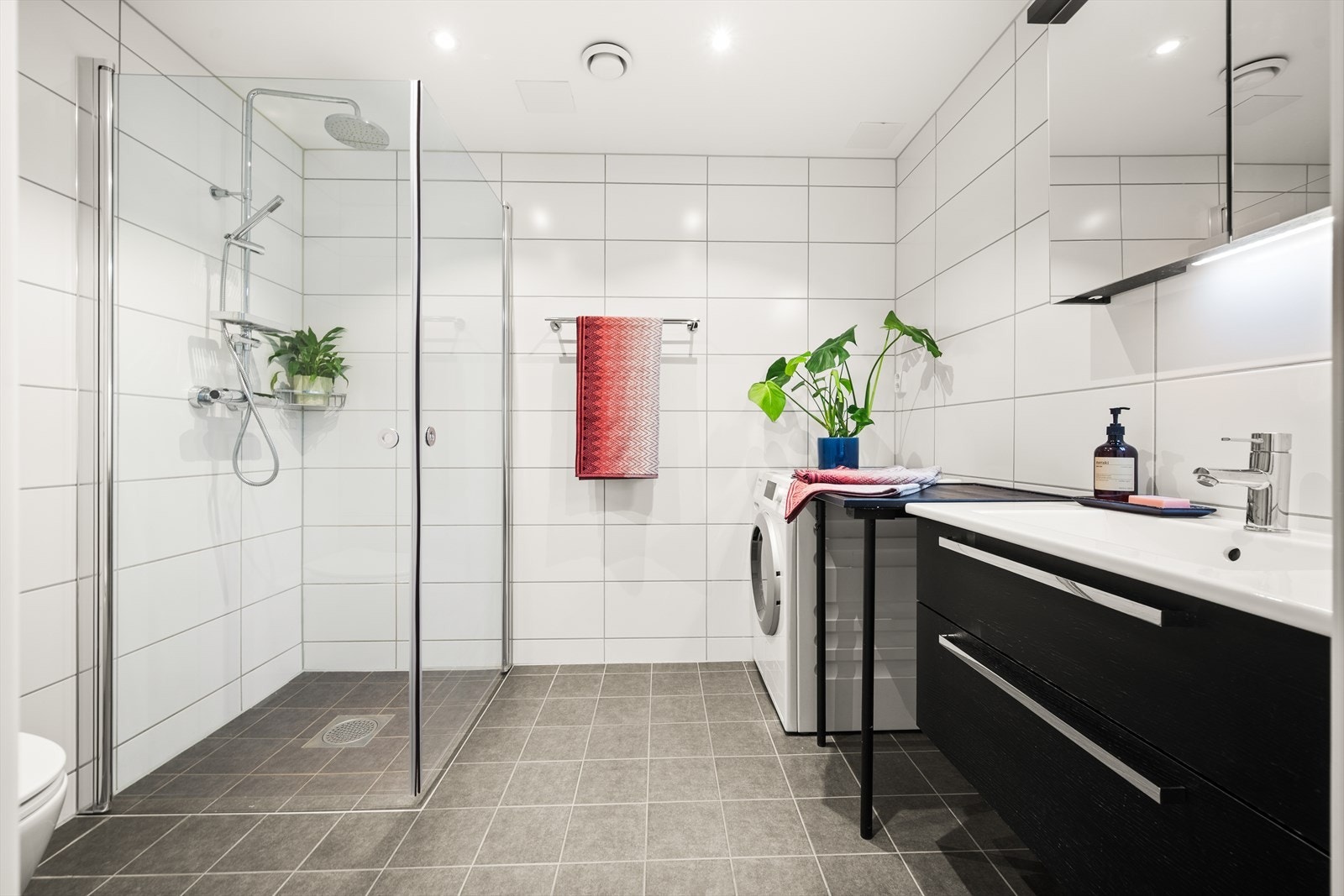 Leiligheten har et stort, flislagt baderom med gulvvarme og downlights i himling. Galleribilde