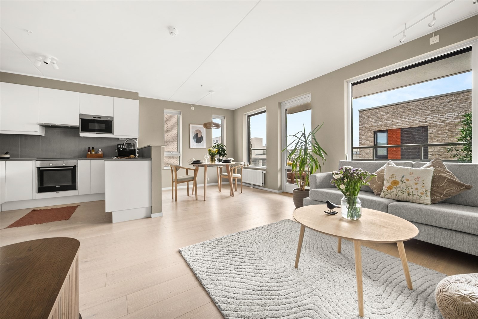Her er det god plass til en sofagruppe med tilhørende møbler, samt god plass til en hyggelig spisegruppe og flere muligheter for å sette sitt eget personlige preg. Galleribilde