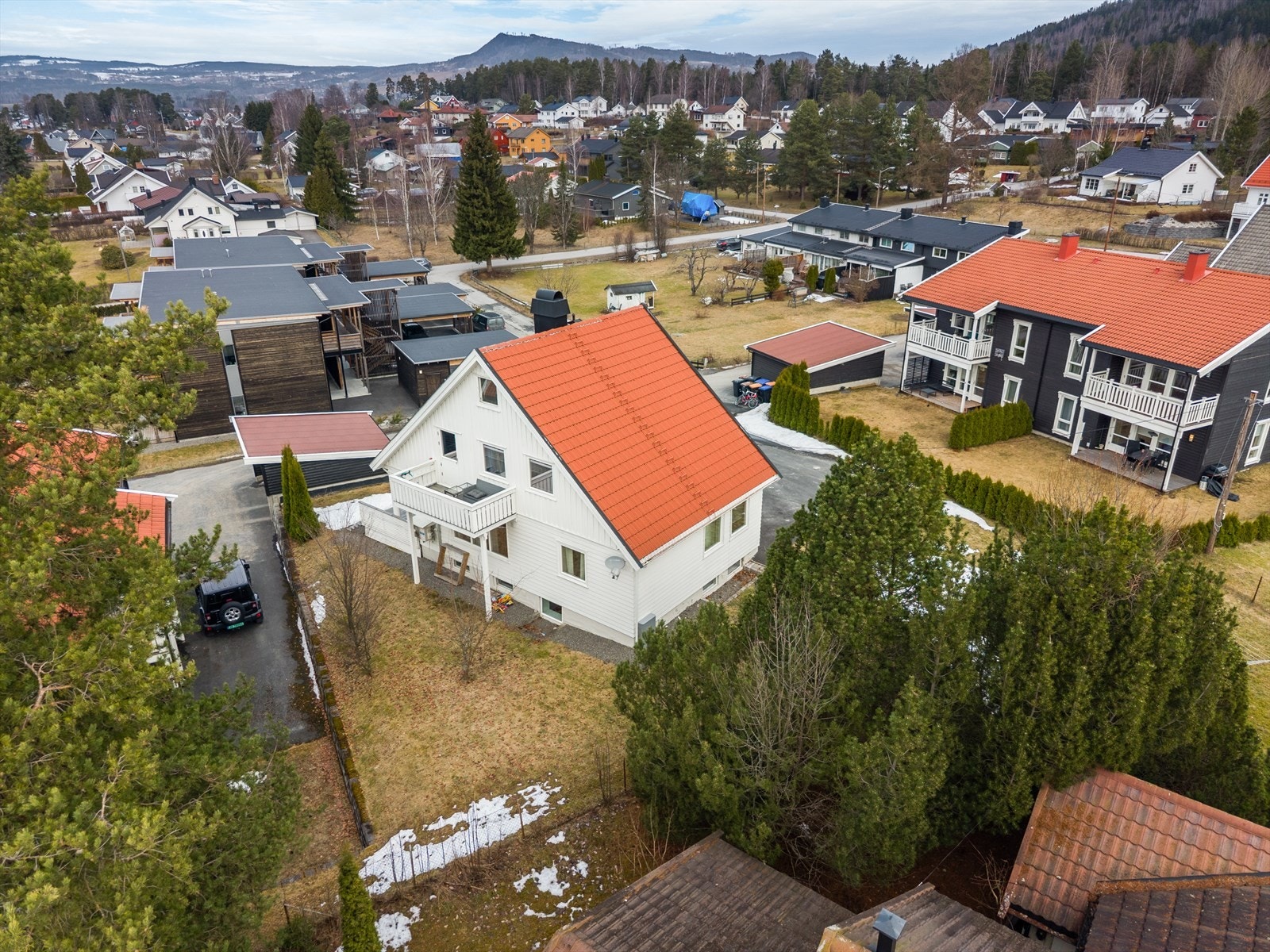 Dette er en horisontaldelt halvpart av en tomannsbolig, beliggende i et sentralt og attraktivt boområde. Galleribilde