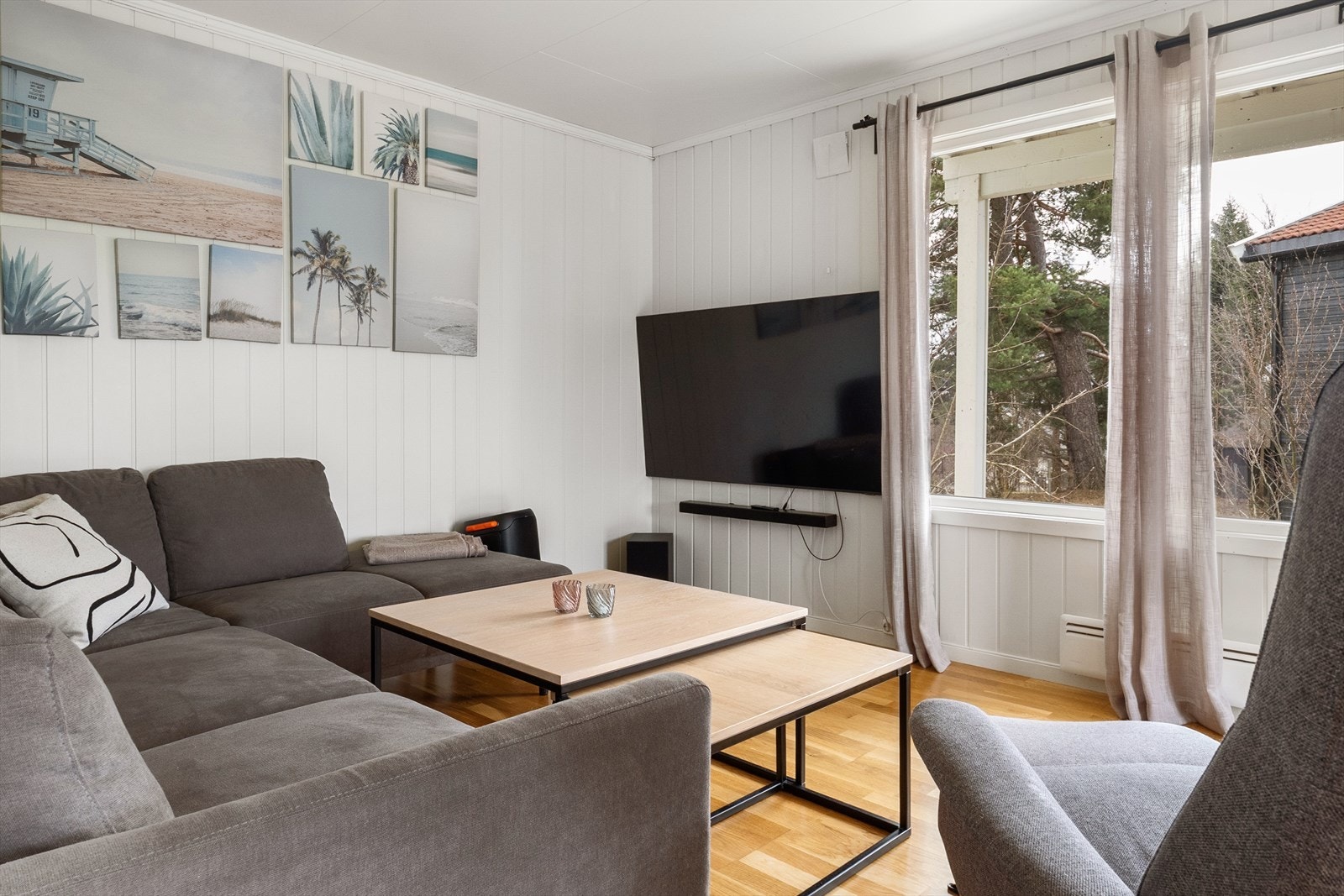 Store vindusflater slipper inn rikelig med naturlig lys. Galleribilde