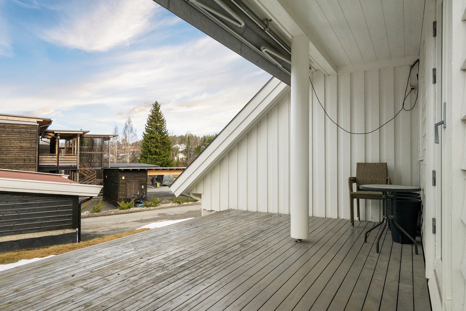 Fra stuen er det utgang til en terrasse på ca. 18 m², delvis overbygget av boligens takutstikk. Galleribilde