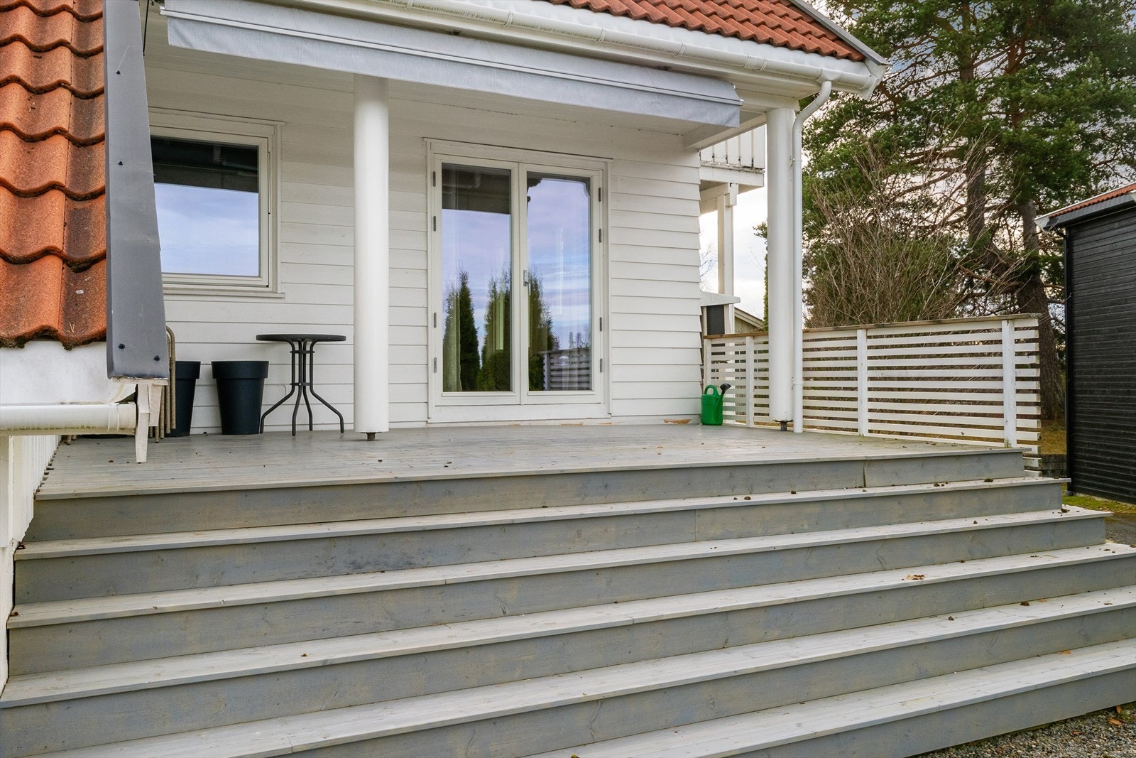 Her er det god plass til utemøbler - perfekt for å nyte fine dager sammen med venner og familie. Galleribilde