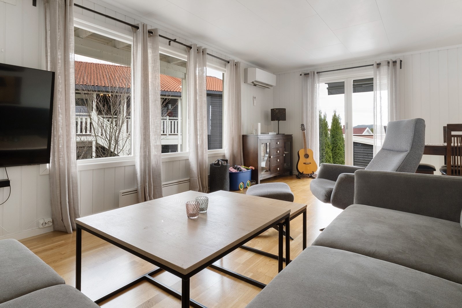 Stuen er lys og romslig med god plass til både sofagruppe og spisebord. Galleribilde