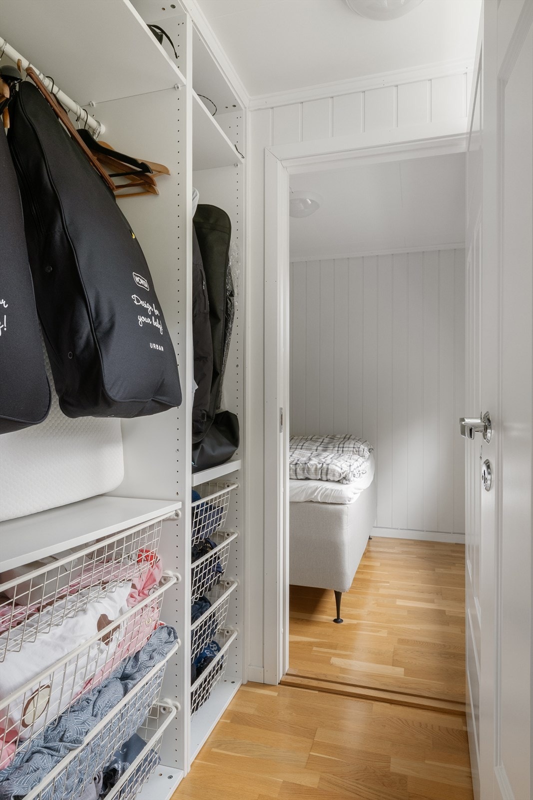 I tilknytning til begge soverommene finnes et walk-in-closet med god plass til oppbevaring. Galleribilde
