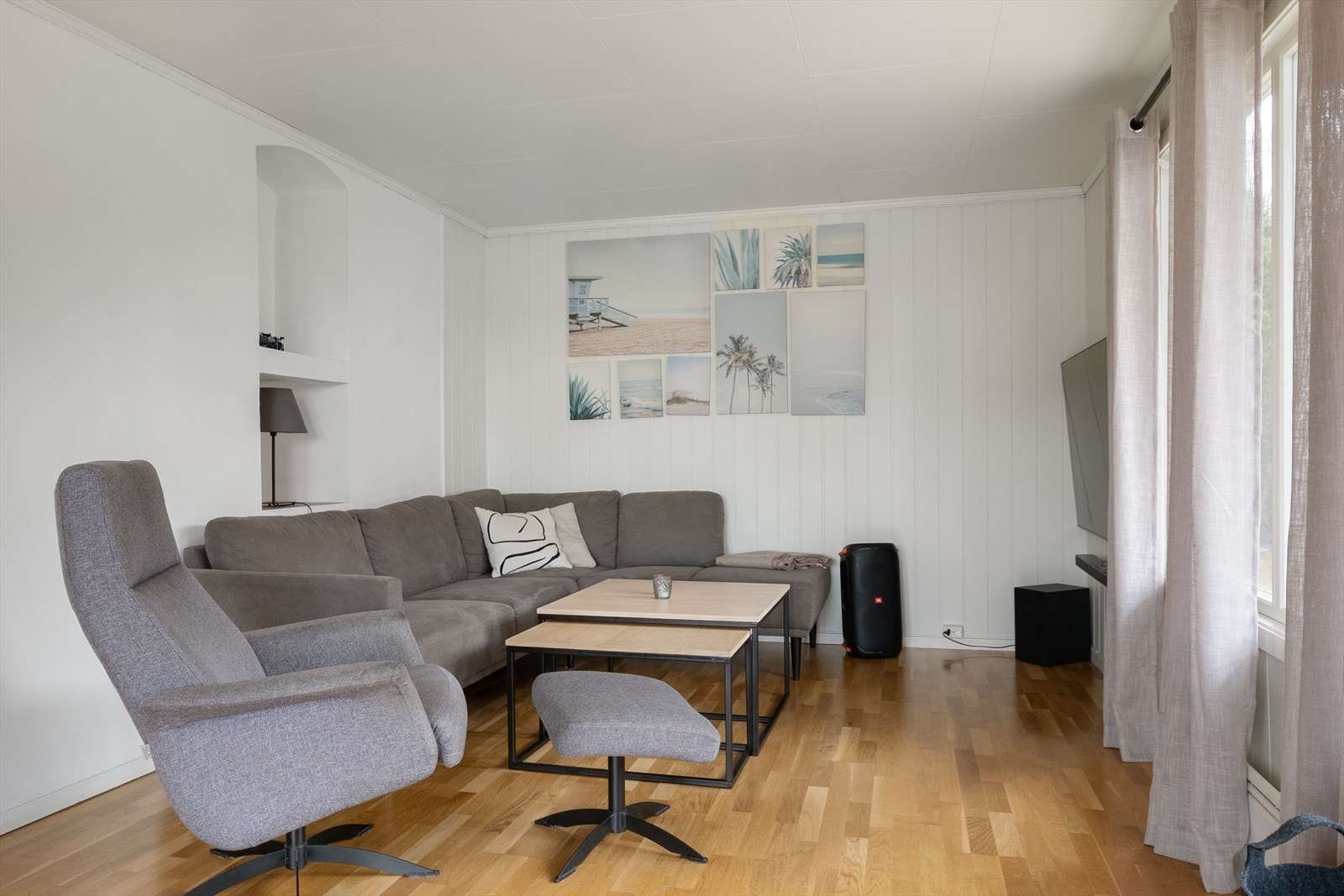 Stuens størrelse og utforming gjør den enkel å innrede. Galleribilde