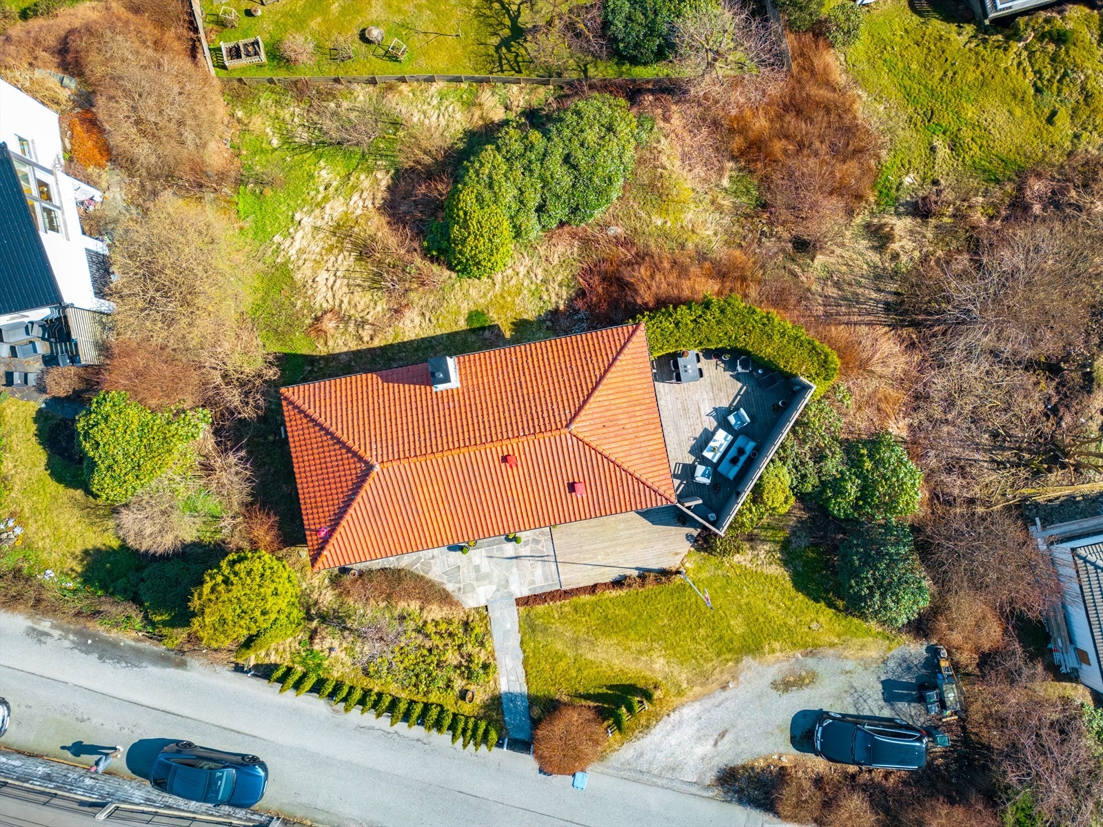 Egen parkering på biloppstillingsplass med plass til flere biler. Her var det i 2019 gitt tillatelse for bygging av carport. Tillatelsen er nå utgått, så det må ev. søkes på nytt dersom man vil bygge carport Galleribilde
