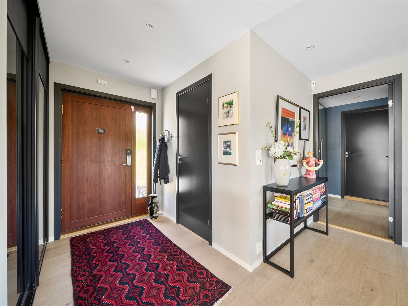 Praktisk gjestetoalett i gang der veien videre tar deg til hovedsoverommet med bad og walk-in garderobe. Galleribilde