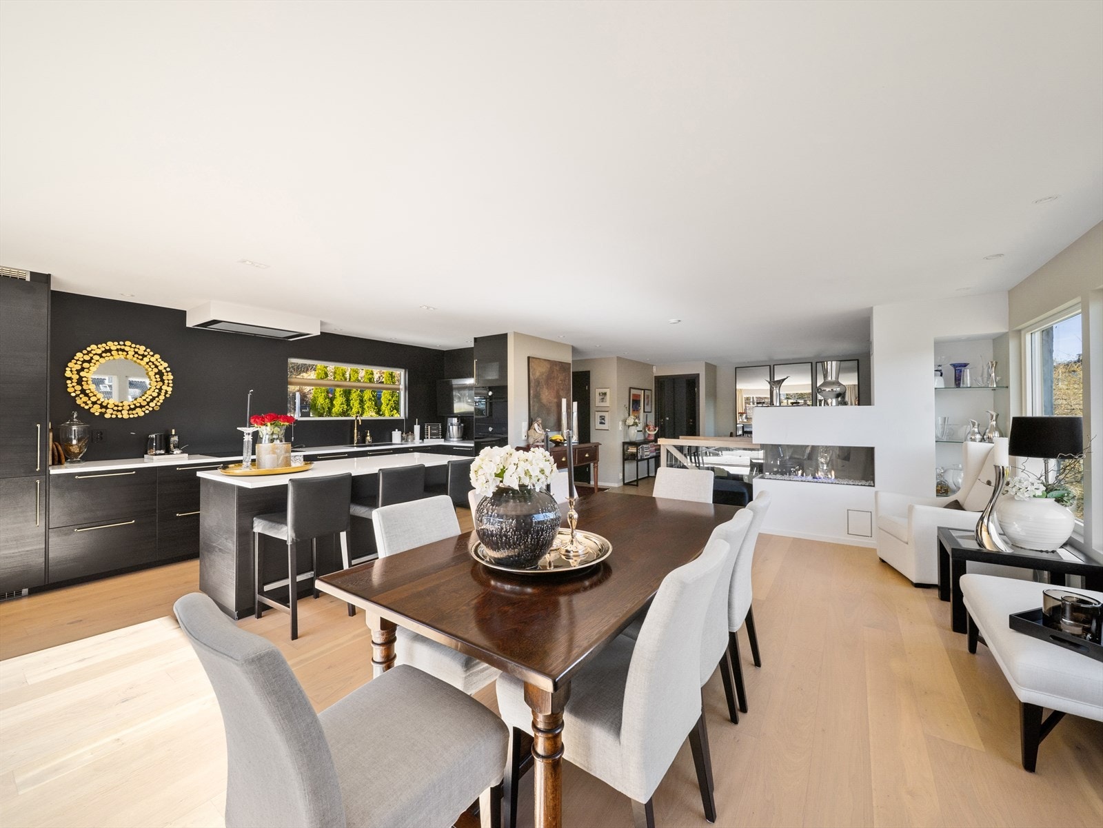 Stuen byr på rikelig med møbleringsmuligheter der du kan innrede med spisebord med plass til hele familien. Galleribilde