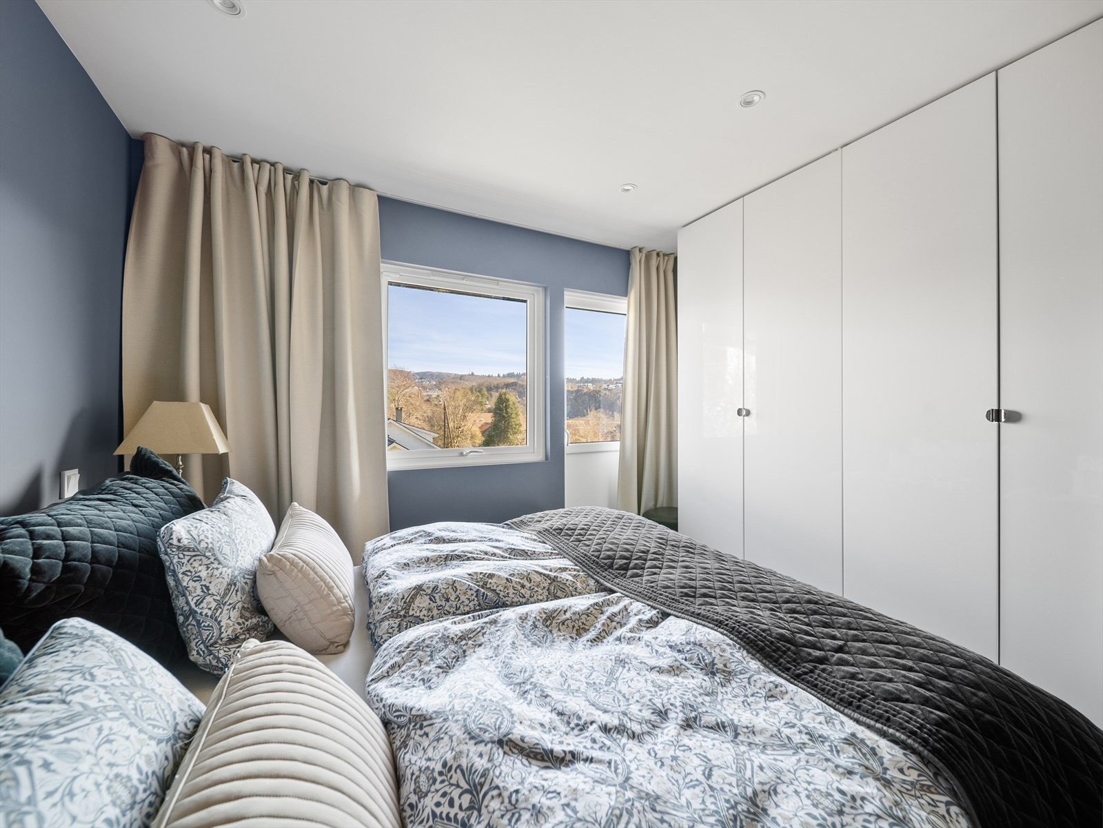 Rikelig med plass i garderobeskap. Galleribilde