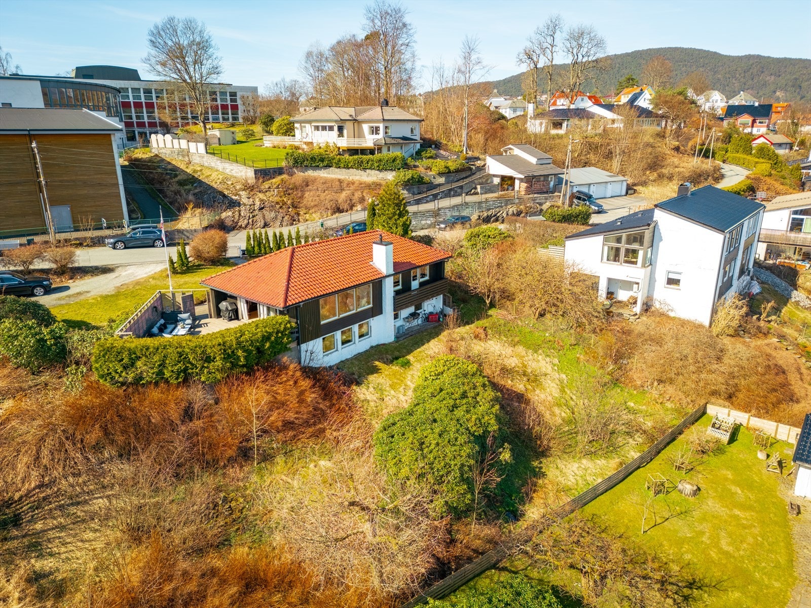 Her bor du i gode solforhold med en attraktiv beliggenhet på Hop. Fra boligen er det kort vei til Nesttun sentrum, turmuligheter og kollektivtilbud. Galleribilde