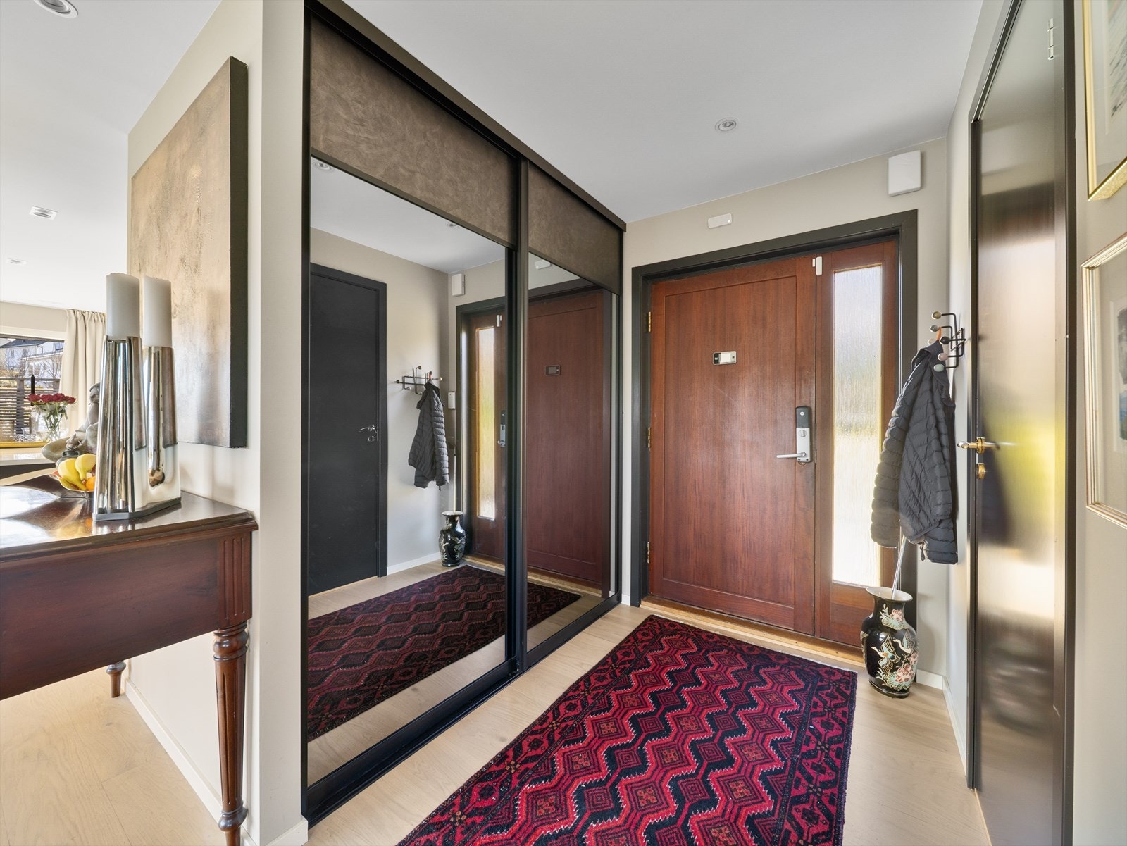 Romslig entre med innebygget skyvedørsgarderobe m/speil. Galleribilde