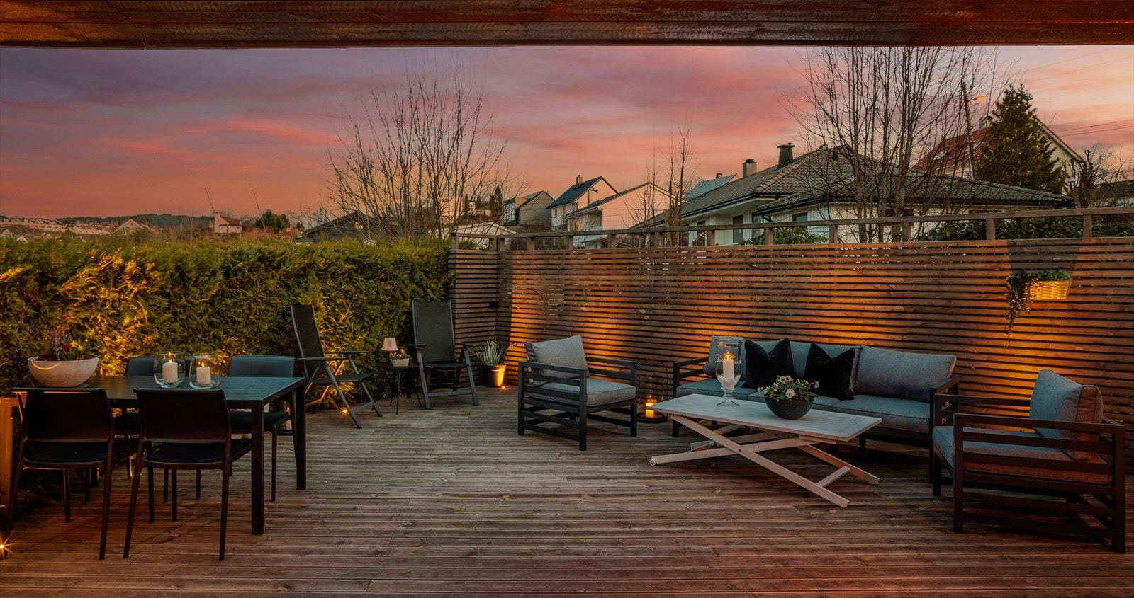 Romslig terrasse der du kan innrede med flere sosiale soner. Galleribilde