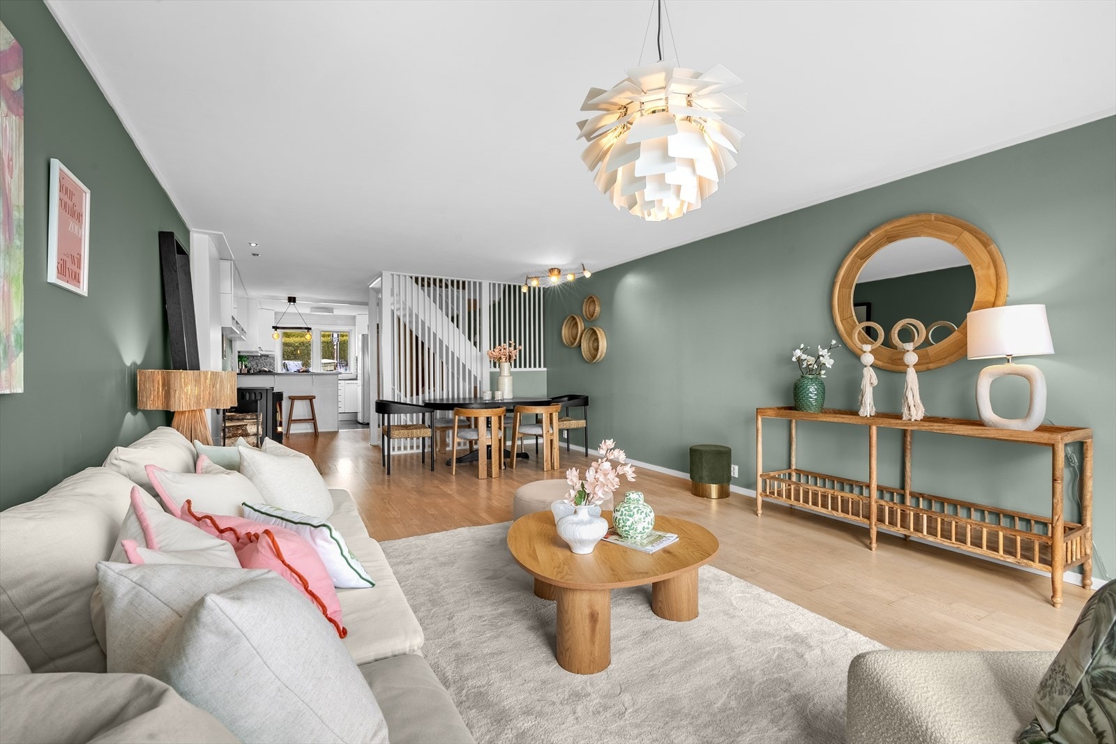 Innvendig blir du møtt av et lyst og sjarmerende rekkehus med slette vegger og parkett på gulv Galleribilde
