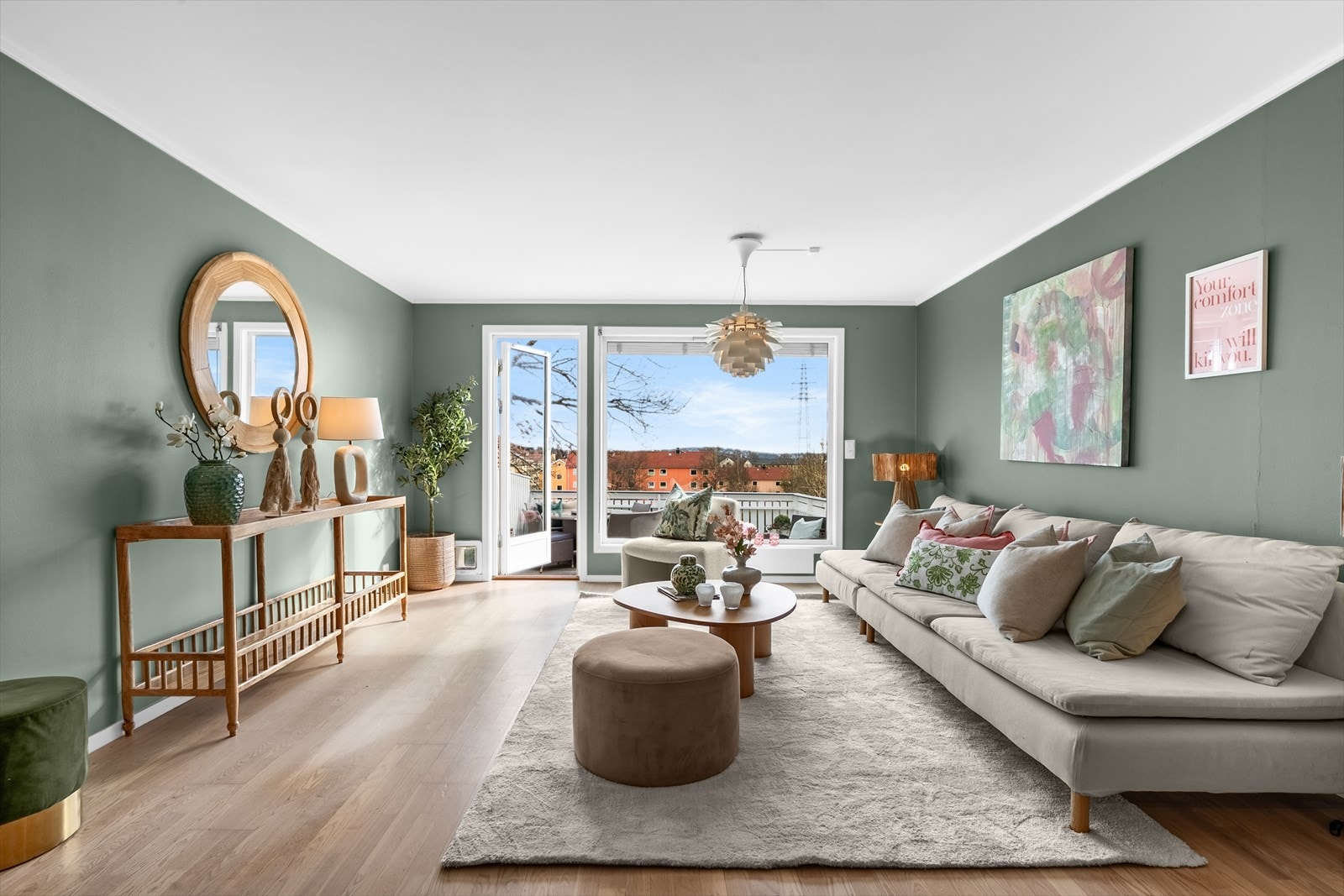 De store vindusflatene byr på rikelig med naturlig lysinnslipp Galleribilde