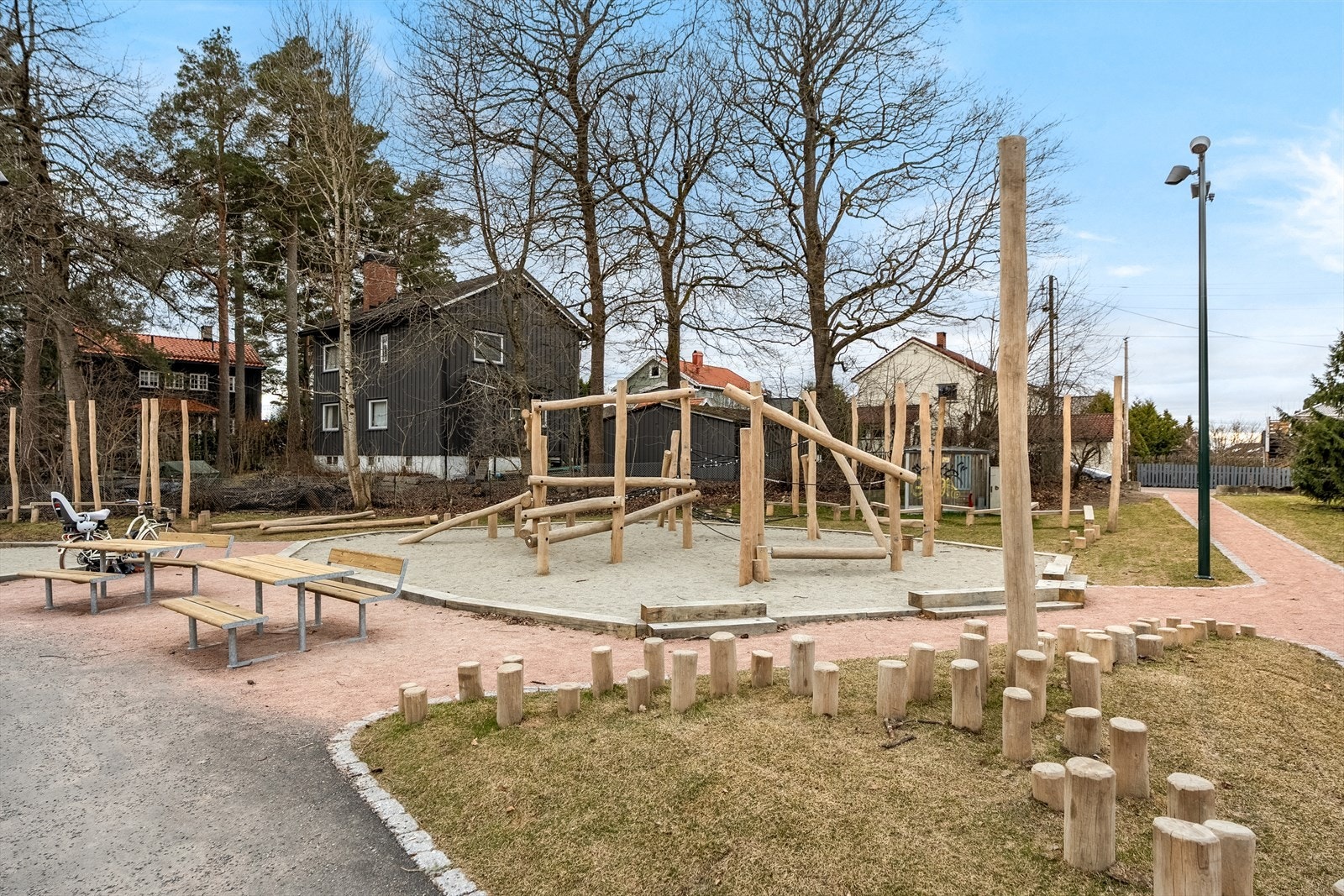 Følger du turstien like ved boligen oppover mot Lofthus kommer du til en nyoppusset lekeplass Galleribilde