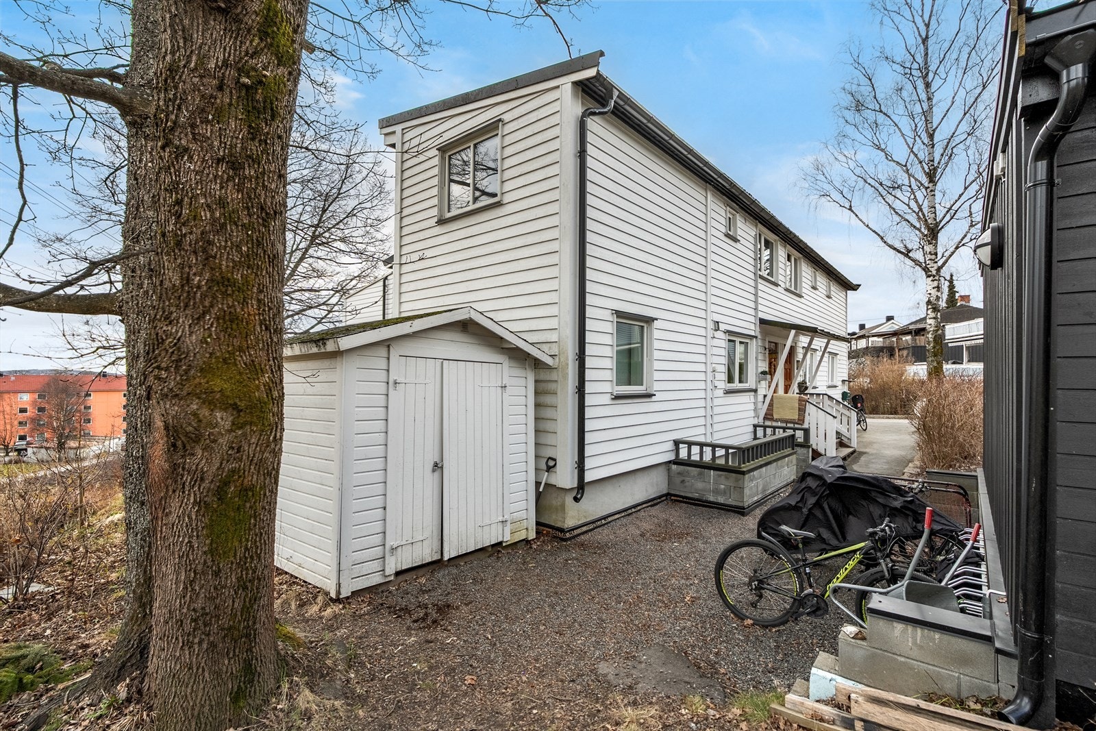Boligen disponerer en utvendig bod på 5 kvm, og det er sykkelparkering Galleribilde