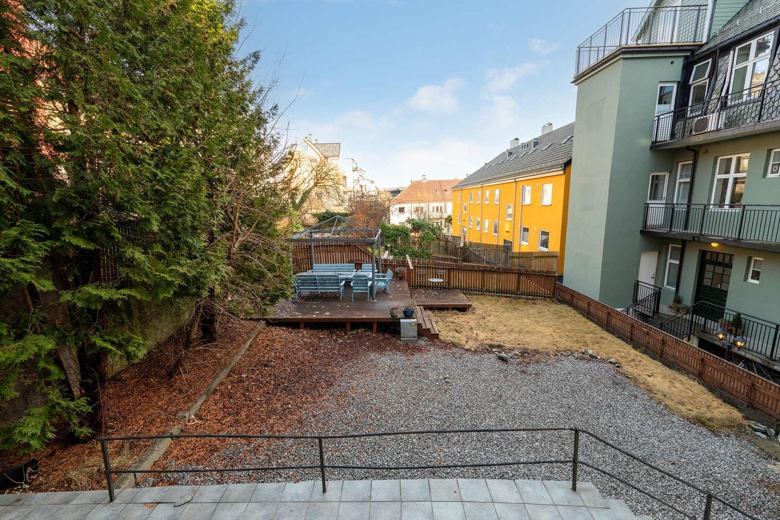 Hyggelige fellesarealer i bakgården. Galleribilde