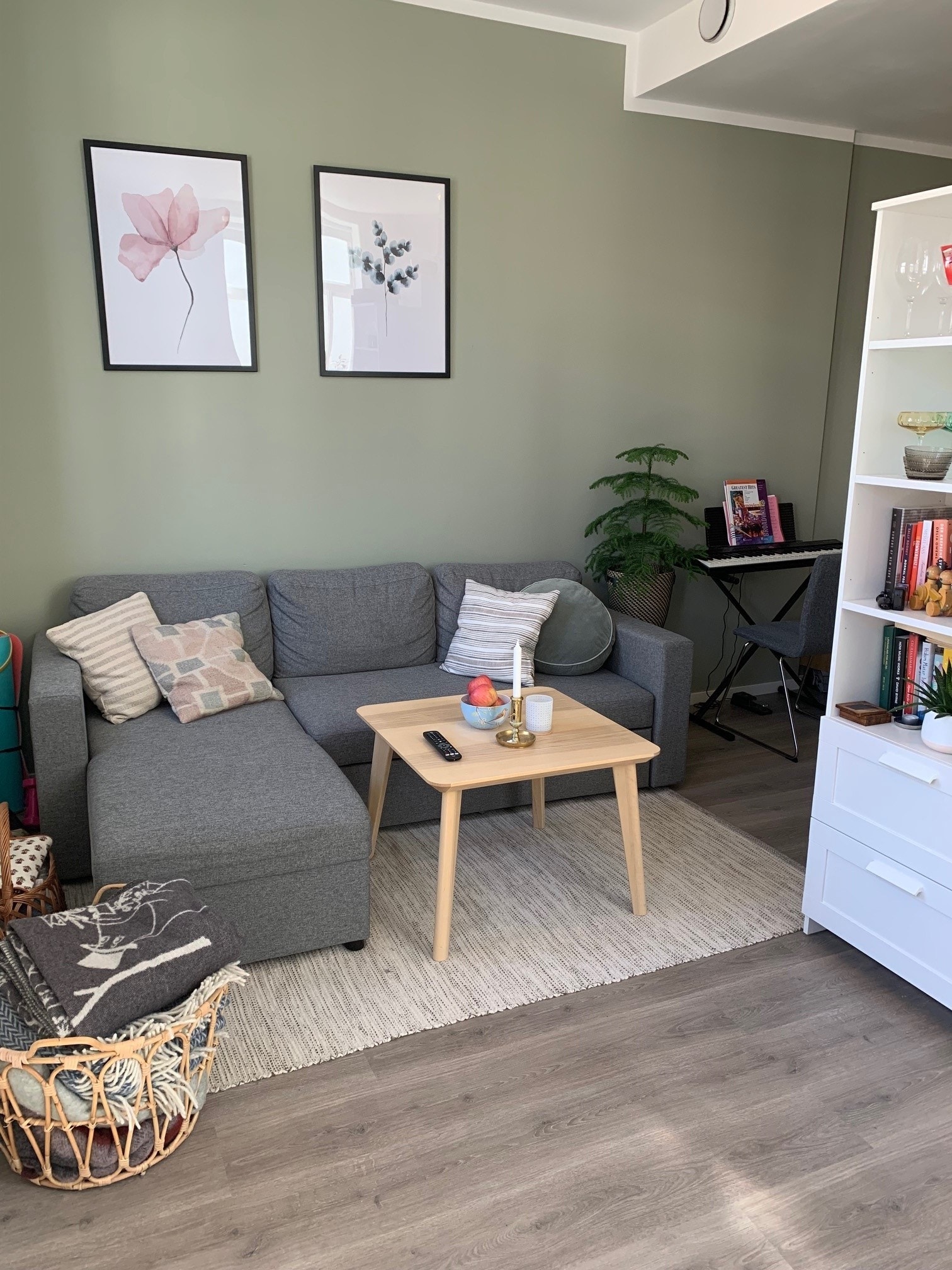 Åpen stue/kjøkken. Leiligheten ligger i høy 1. etasje. Galleribilde