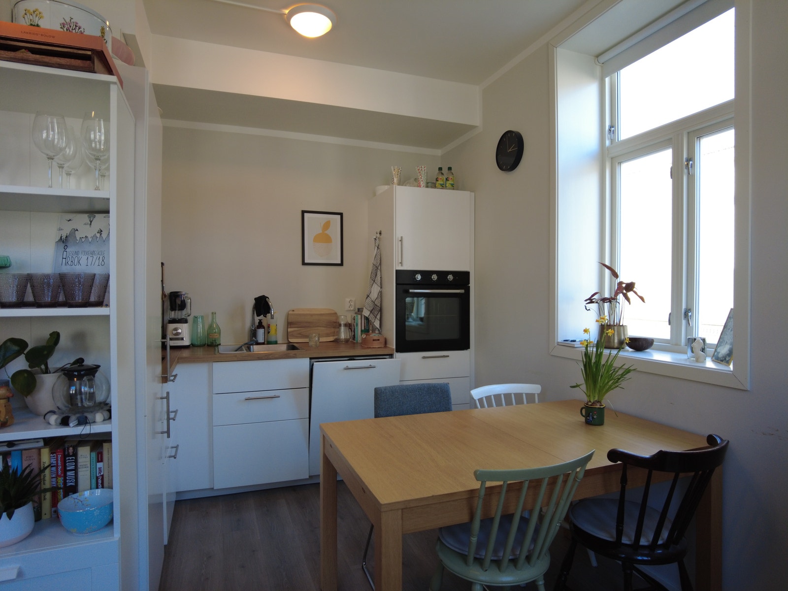 Kjøkken med plass til kjøkkenbord og stoler. Galleribilde