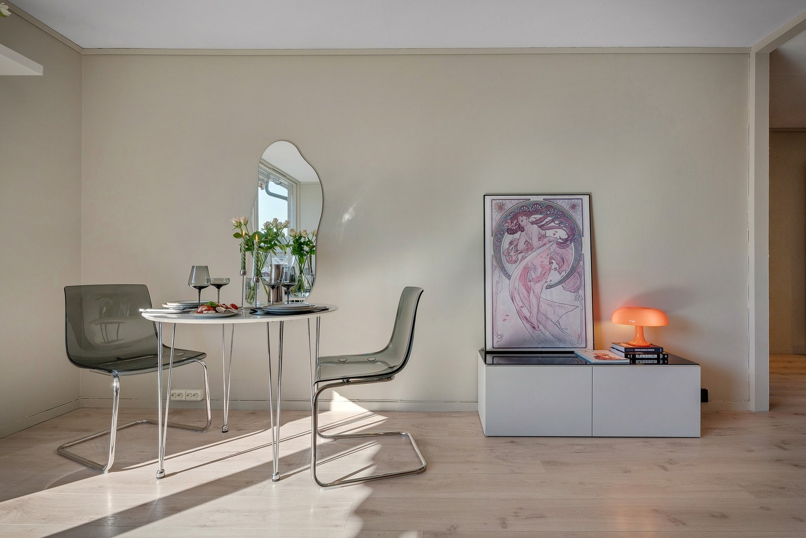 Boligen har naturlige soner for spise- og sofagruppe. Galleribilde