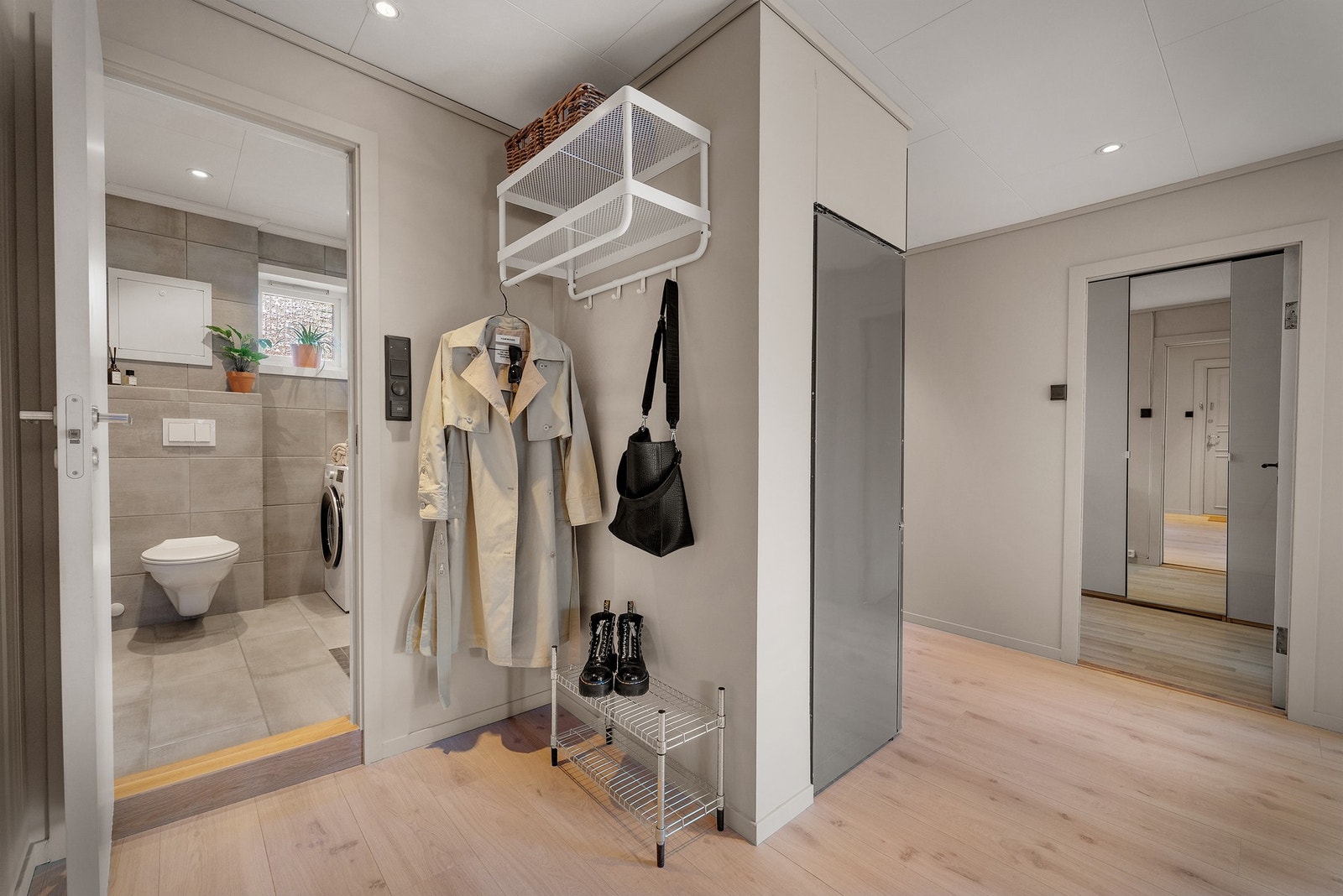 Gangen har plass til garderobeskap og evt skoskap. Galleribilde