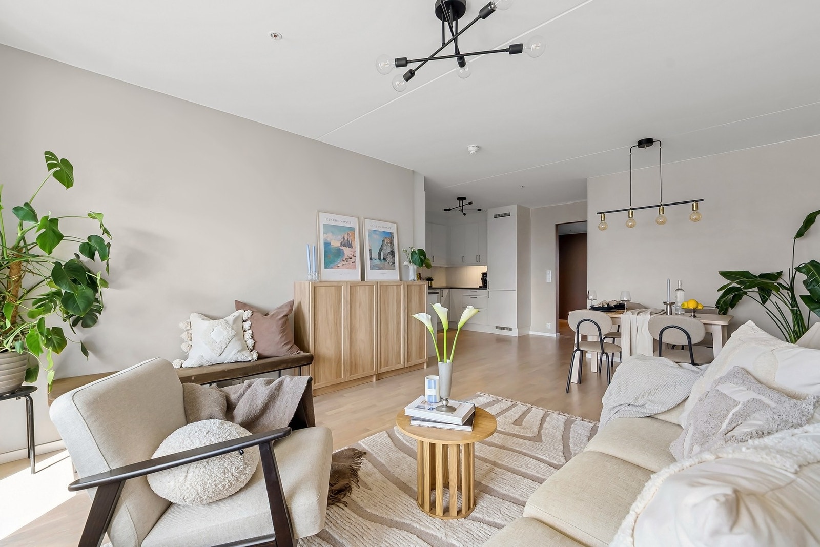 Lys og romslig stue med store vindusflater som slipper inn rikelig med dagslys. Galleribilde