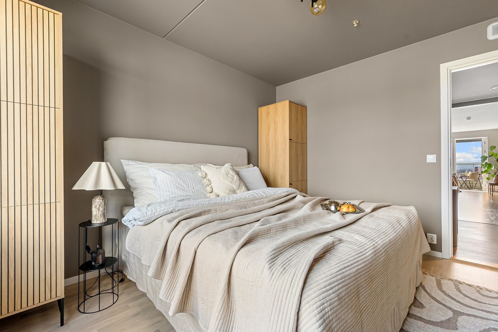 Hovedsoverom gir godt med plass til stor seng, nattbord, belysning, oppbevaring m.m. Galleribilde