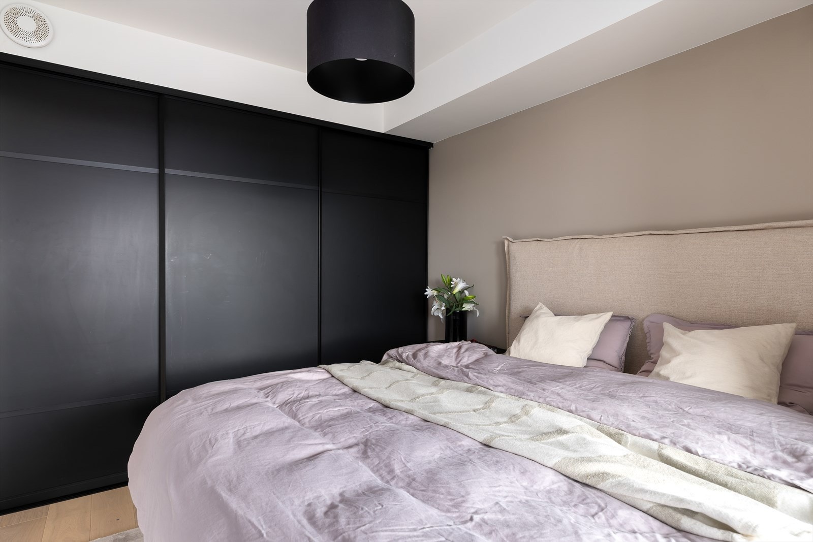 Stor skyvedørsgarderobe med masse plass til oppbevaring. Galleribilde