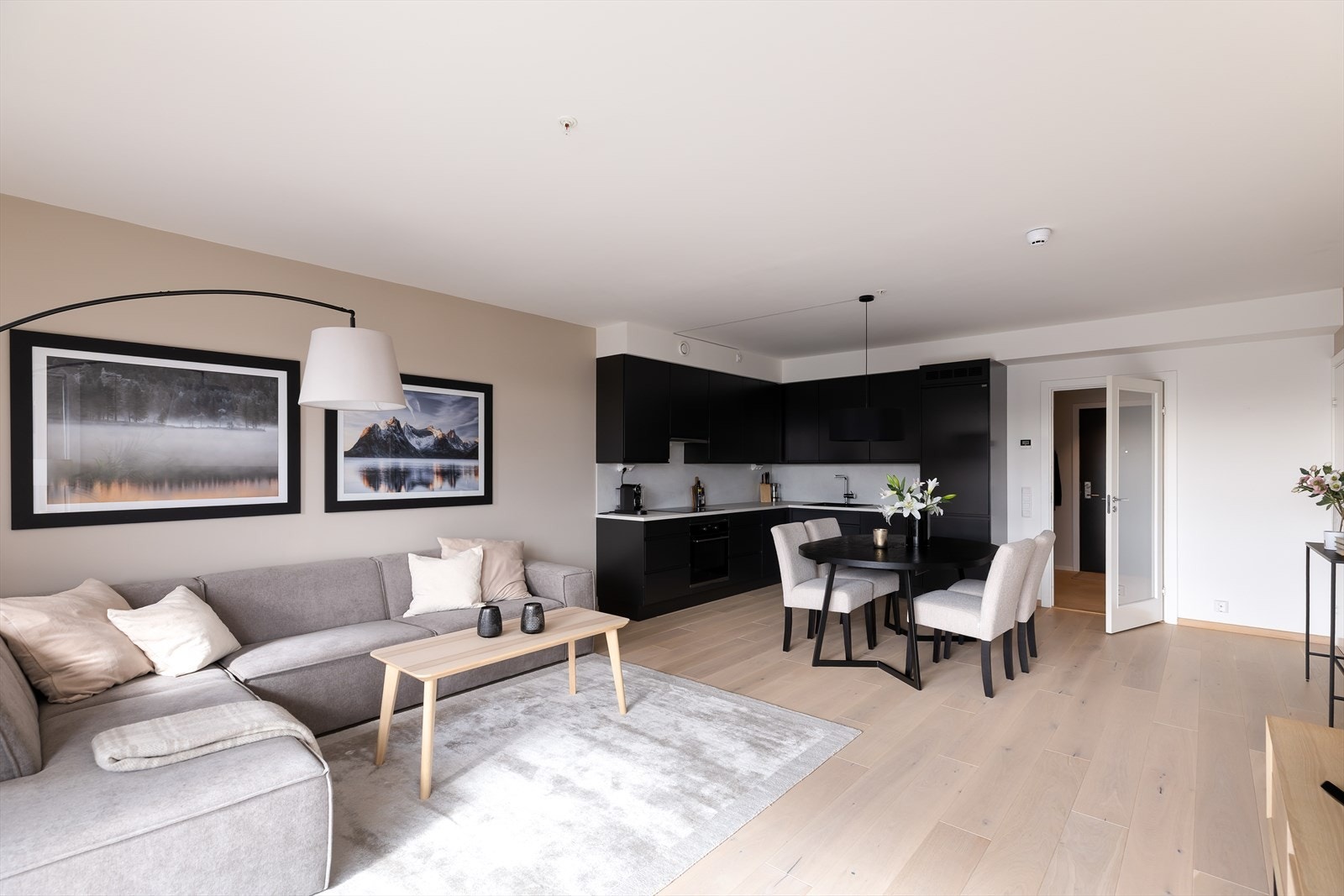 Rommet er av god størrelse med plass til sofa, spiseplass, mediemøbler og annet ønskelig møblement. Galleribilde