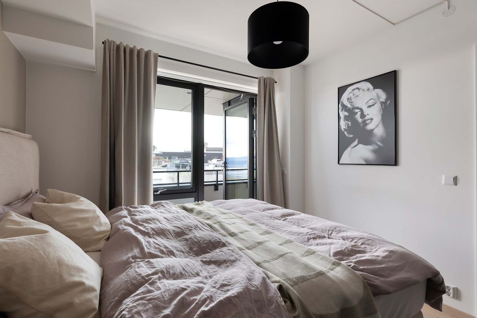 Soverommet er av god størrelse med plass til dobbeltseng, nattbord og garderobeskap. Galleribilde