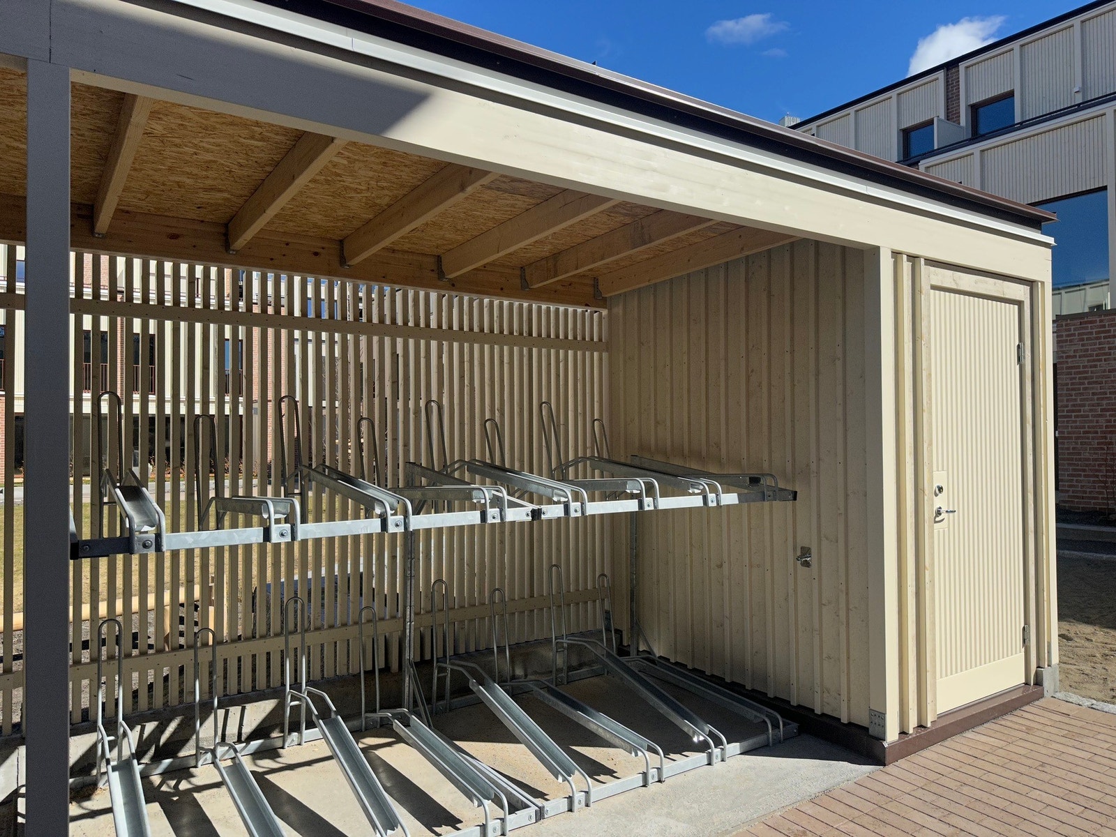 Det er sykkelparkering både utendørs og innendørs samt medfølgende carport Galleribilde