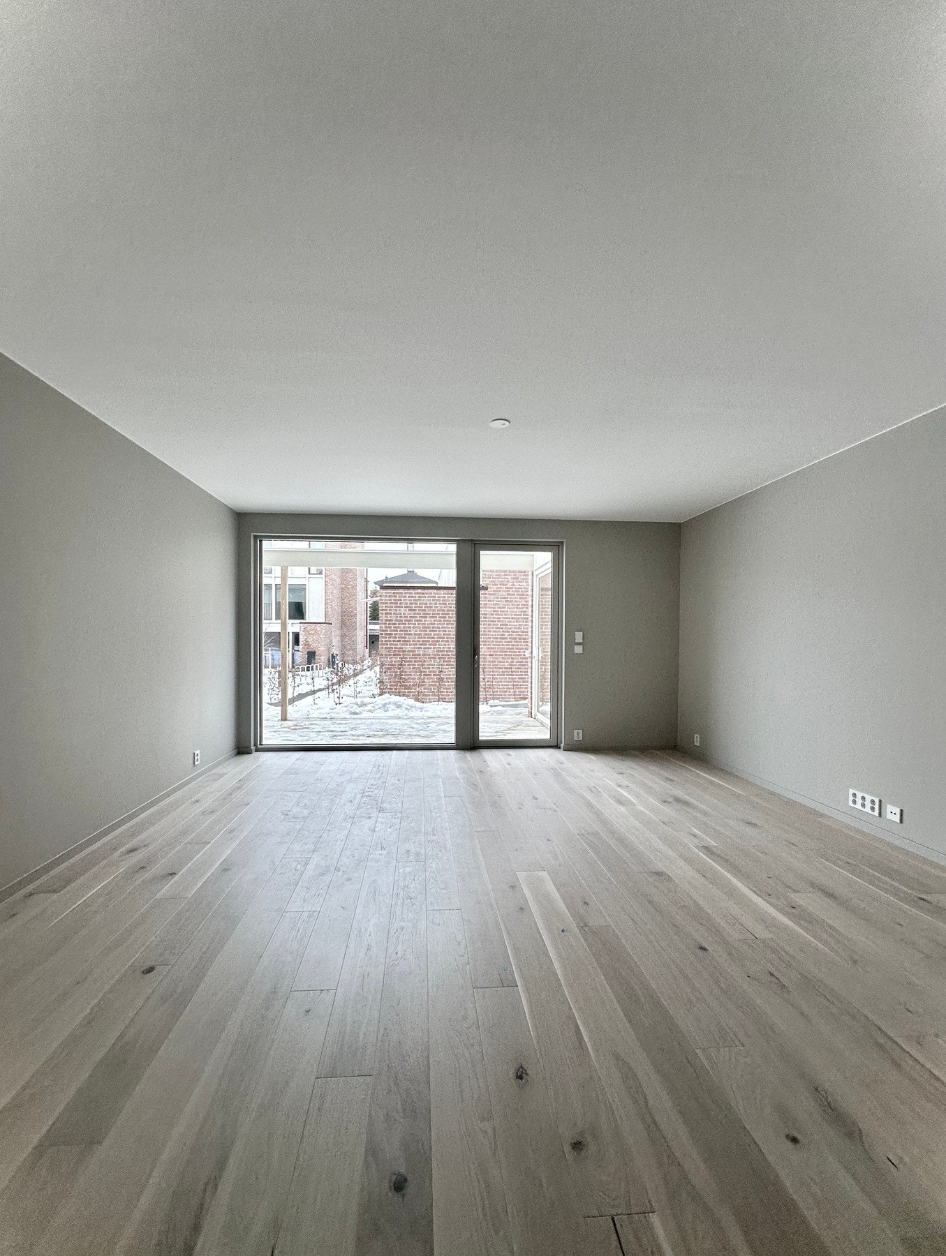 Stue i 1. etasje med direkte utgang til markterrasse og hage Galleribilde