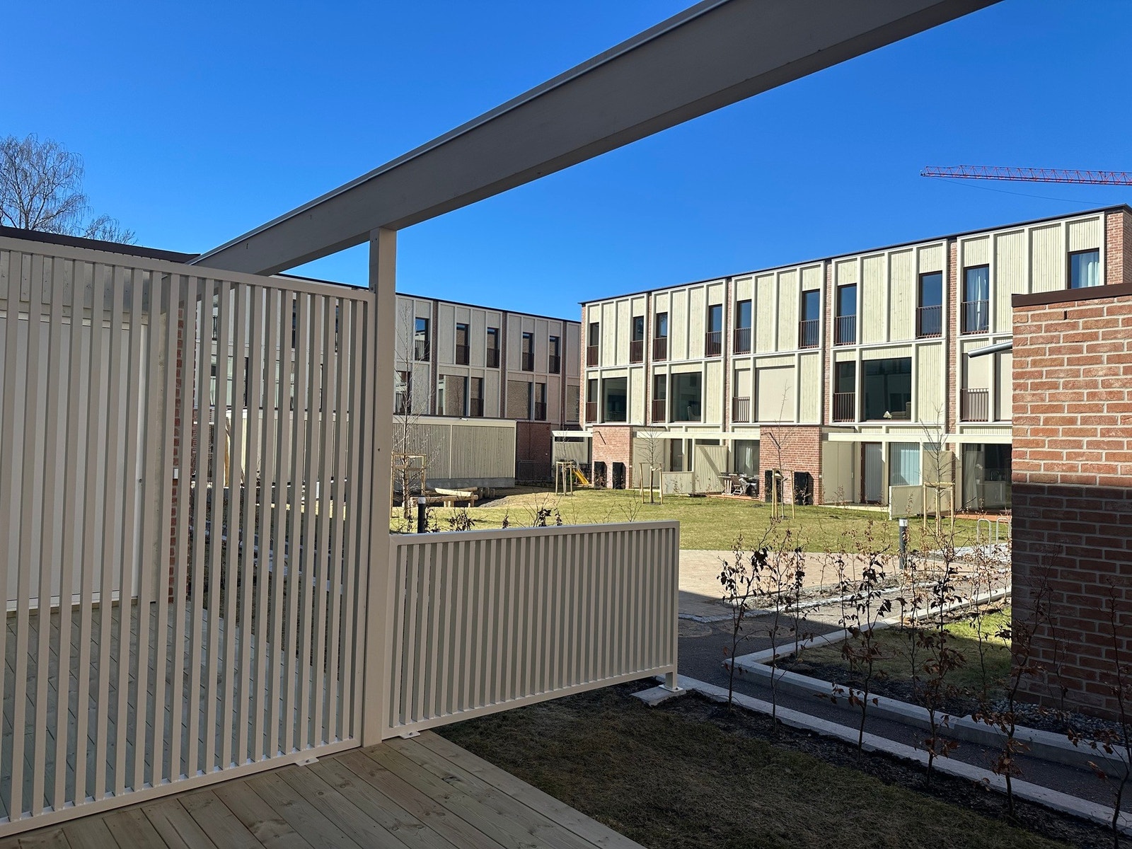 Boligen har god intern beliggenhet og både hage, markterrasse og balkong med ettermiddags- og kveldssol Galleribilde